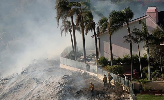 WILD FIRES THREATEN MILLION DOLLAR HOMES IN ORANGE COUNTY CALIFORNIA