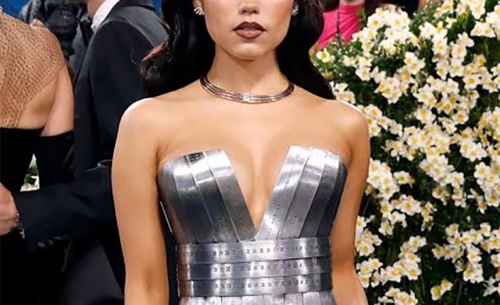JENNA ORTEGA TURNS METAL INTO RED CARPET COUTURE