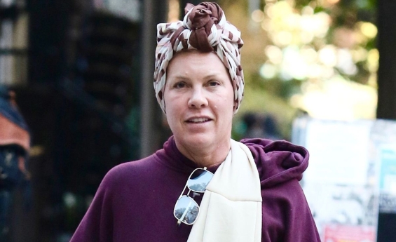 PINK DEFENDS MAKEUP-FREE PAPARAZZI PHOTO, SAYS SHE LOOKS “HOT”