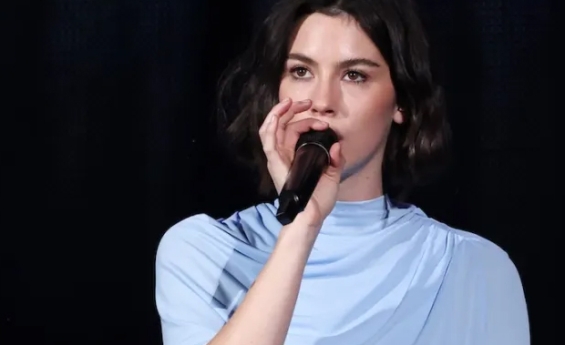 GRACIE ABRAMS PRAISES TAYLOR SWIFT, CALLS ERAS TOUR A 'MASTERCLASS'