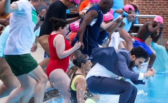 NEW YORK MAYOR MAMDANI JUMPS FULLY CLOTHED INTO A POOL TO KICK OFF NYC POOL SEASON