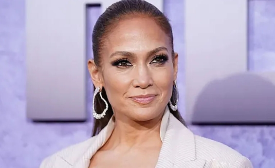 JENNIFER LOPEZ IS BRANDED 'RUDE' AFTER SPITTING USED CHEWING GUM INTO HER ASSISTANT'S HAND