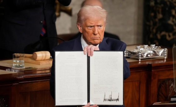 DONALD TRUMP SIGNS IMMIGRATION ACTION TO LIMIT BIRTHRIGHT CITIZENSHIP AND “BIRTH TOURISM”