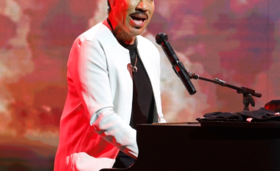 LIONEL RICHIE CUTS SHORT HIS MINNESOTA SHOW  AFTER FALLING ILL