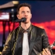 KEVIN JONAS ACCIDENTALLY SENT A NUDE PHOTO TO A GROUP CHAT WITH HIS BROTHERS AND FRIENDS