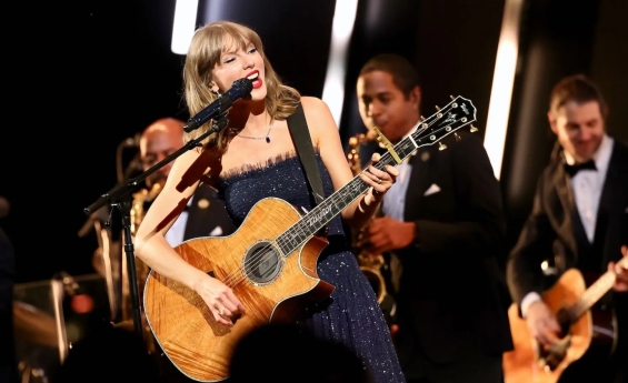 TAYLOR SWIFT CALLS PERFORMING WITH HER BAND AGAIN AFTER TWO YEARS A 'VIBE'