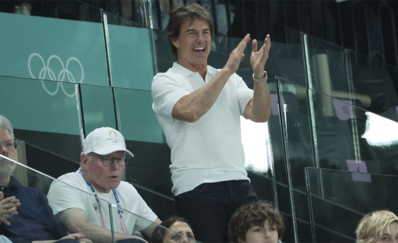 TOM CRUISE RETURNS TO THE US AFTER FIVE YEARS IN THE UK 