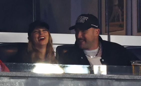 TAYLOR SWIFT AND TRAVIS KELCE SNUGGLE UP AT A YANKEES PLAYOFF GAME