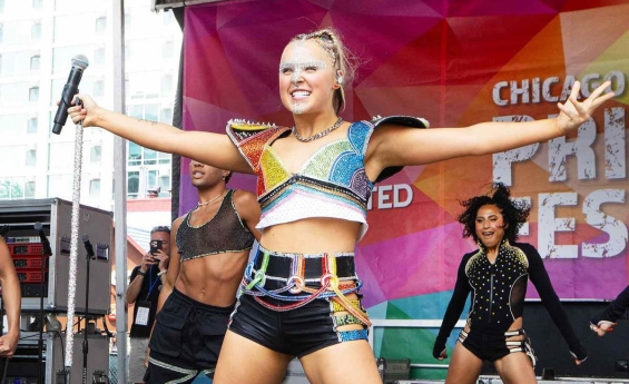 JOJO SIWA REFLECTS ON PUBLIC REACTION TO HER SEXUALITY AND RELASHIONSHIP WITH CHRIS HUGHES