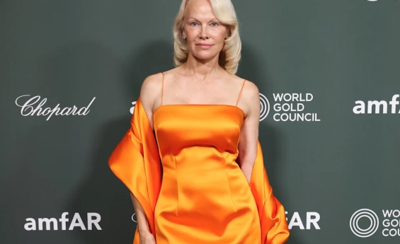 PAMELA ANDERSON SAYS HEPATITIS C DIAGNOSIS FELT LIKE A DEATH SENTENCE