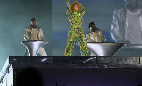SHAKIRA THRILLS A CROWD OF 2 MILLION WITH FREE CONCERT IN BRAZIL
