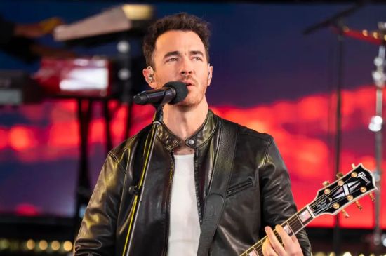 KEVIN JONAS ACCIDENTALLY SENT A NUDE PHOTO TO A GROUP CHAT WITH HIS BROTHERS AND FRIENDS