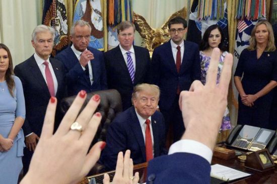 DONALD TRUMP BANS CNN AND OTHER NEWS OUTLETS FROM THE WHITEHOUSE