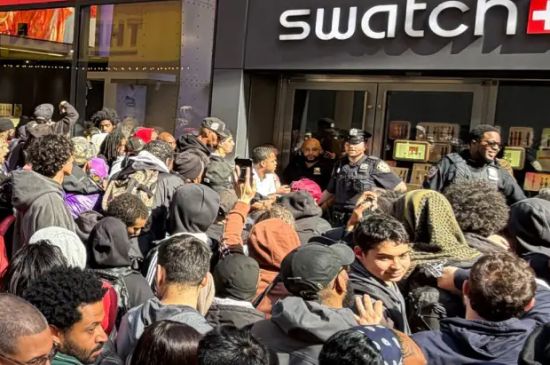  SWATCH SHUTS STORES ACROSS UK AFTER HUGE CROWDS QUEUE FOR NEW LIMITED EDITION WATCH