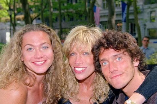 CARLY SIMON OFFERS RARE INSIGHT INTO HOW HER DIVORCE FROM JAMES TAYLOR IMPACTED HER CHILDREN