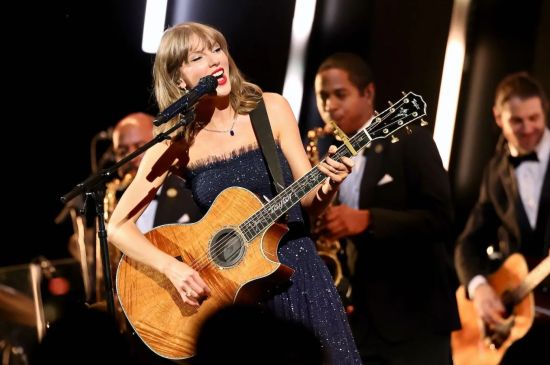 TAYLOR SWIFT CALLS PERFORMING WITH HER BAND AGAIN AFTER TWO YEARS A 'VIBE'