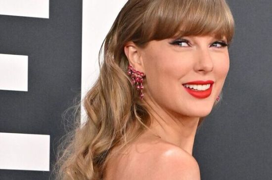 TAYLOR SWIFT'S TEAM CALLS SHOWGIRL LAWSUIT "ABSURD"