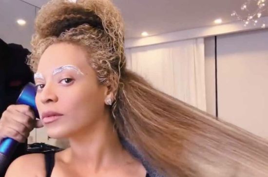 BEYONCE GIVES HER FANS A GLIMPSE OF HER NATURAL HAIR