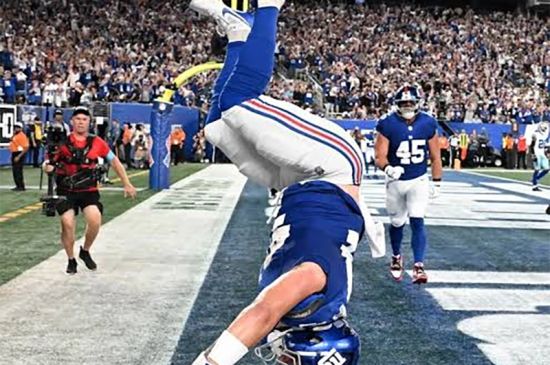 GIANTS RB CAM SKATTEBO CELEBRATES FORST TOUCHDOWN OF SEASON WITH SIGNATURE BACKFLIP