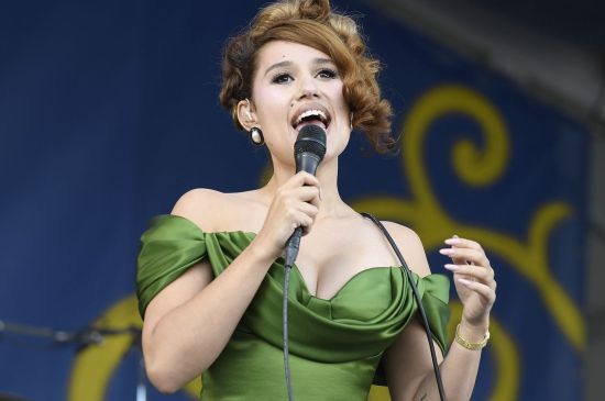 RAYE HALTS NEW ORLEANS JAZZ FEST PERFORMANCE TO ASSIST FAN 