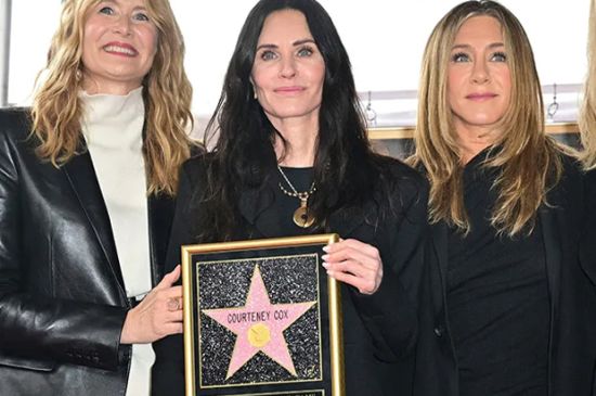 JENNIFER ANISTON TEARS UP AS LISA KUDROW REFLECTS ON END OF 'FRIENDS'