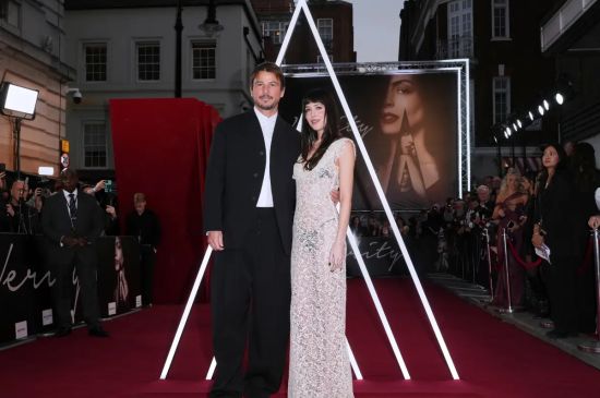 ‘VERITY’ PUTS ANNE HATHAWAY, DAKOTA JOHNSON, AND JOSH HARTNETT IN A STEAMY COLEEN HOOVER THRILLER