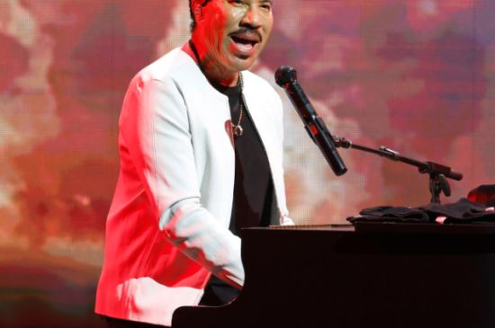 LIONEL RICHIE CUTS SHORT HIS MINNESOTA SHOW  AFTER FALLING ILL