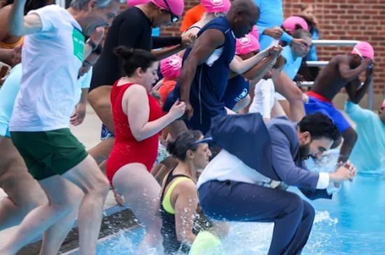 NEW YORK MAYOR MAMDANI JUMPS FULLY CLOTHED INTO A POOL TO KICK OFF NYC POOL SEASON