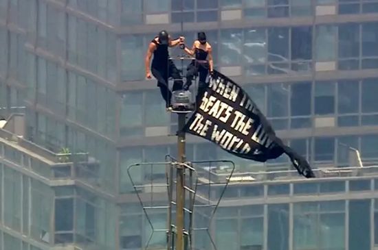 COUPLE GETS ENGAGED AFTER CLIMBING TO TOP OF EMPIRE STATE BUILDING, THEN ARRESTED