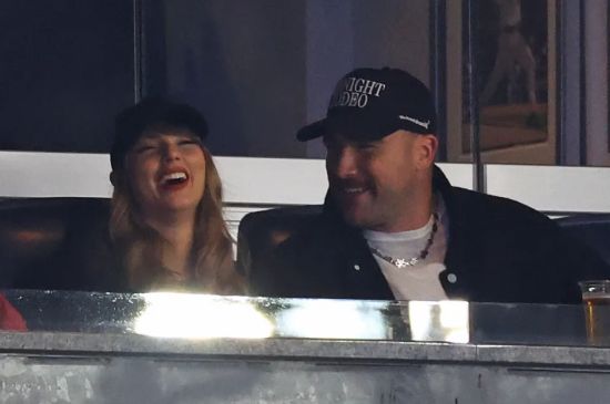 TAYLOR SWIFT AND TRAVIS KELCE SNUGGLE UP AT A YANKEES PLAYOFF GAME